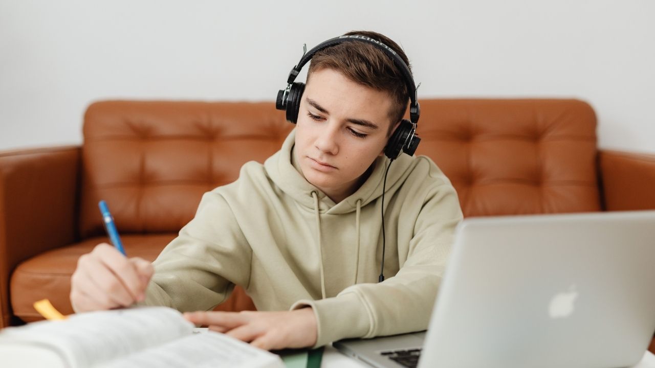 Lisede Resmi Tatil Günlerinde Ödev